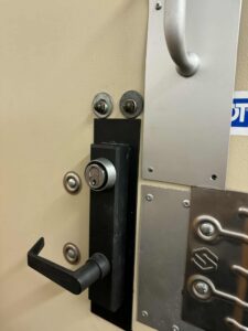 Read more about the article Why Estate Homes in Moon Valley Require Professional Key Duplication Services